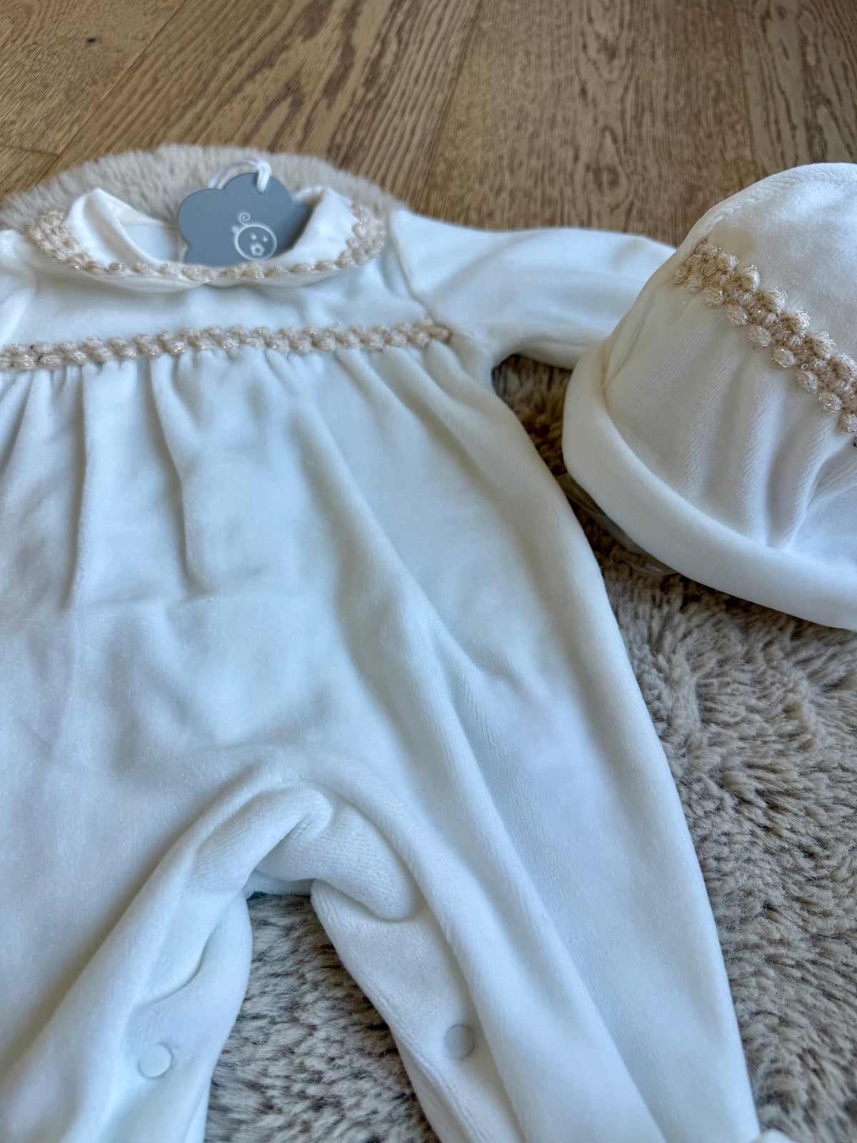 Ecru Boxpakje met bijpassende muts - Chic by Deolinda