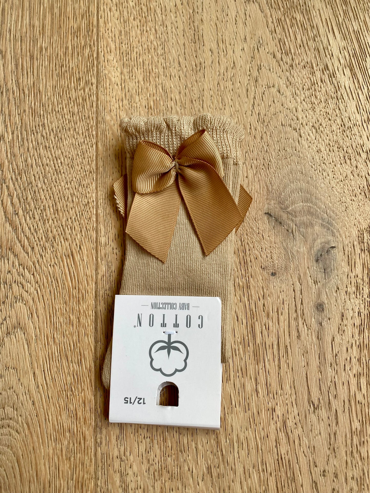 Beige kniekous met kameelkleurige strik