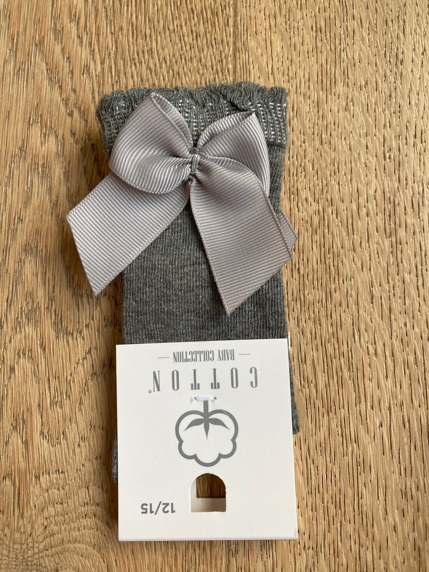 Grijze kniekous met strik