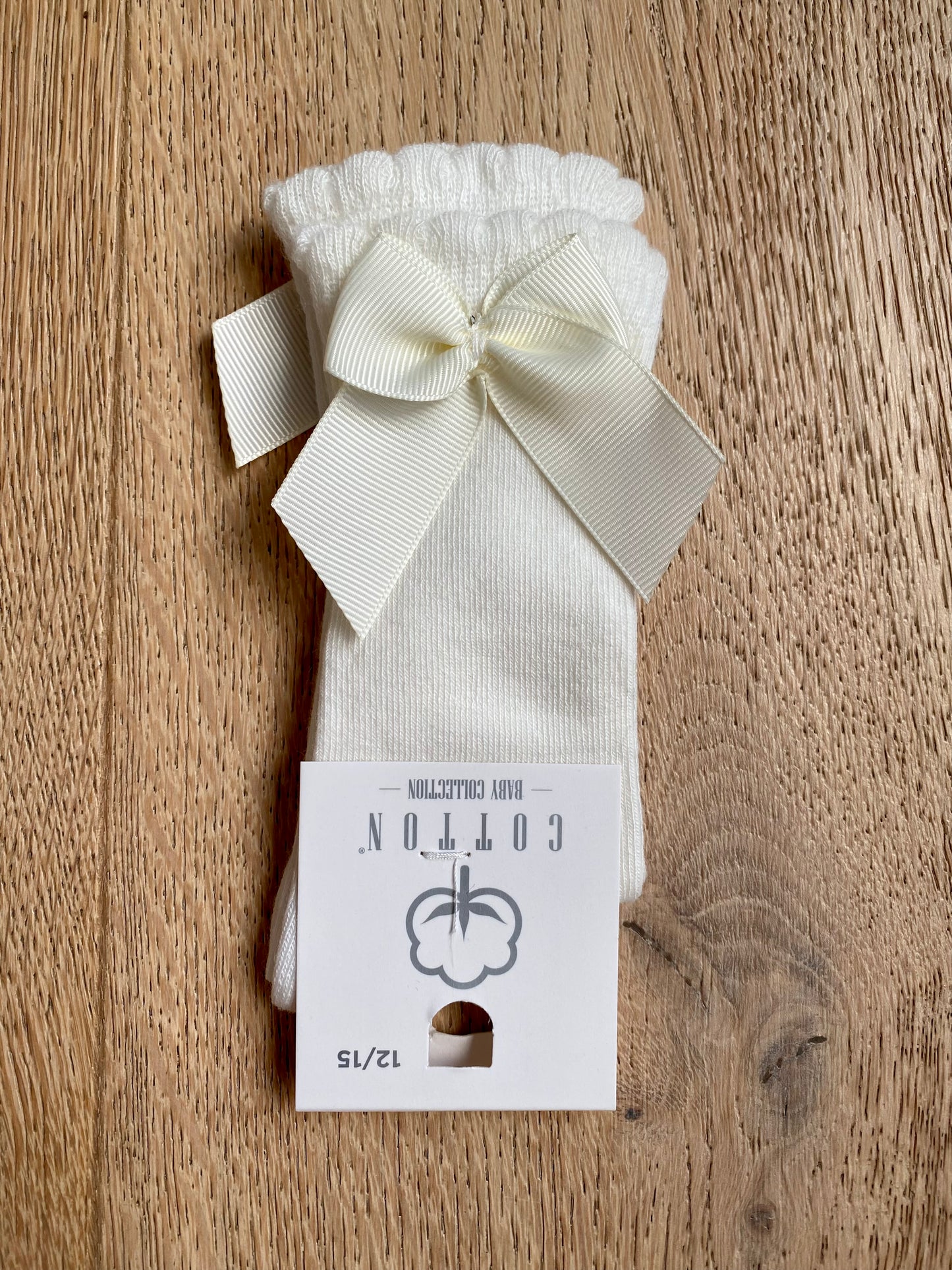 Gebroken witte kniekous met strik