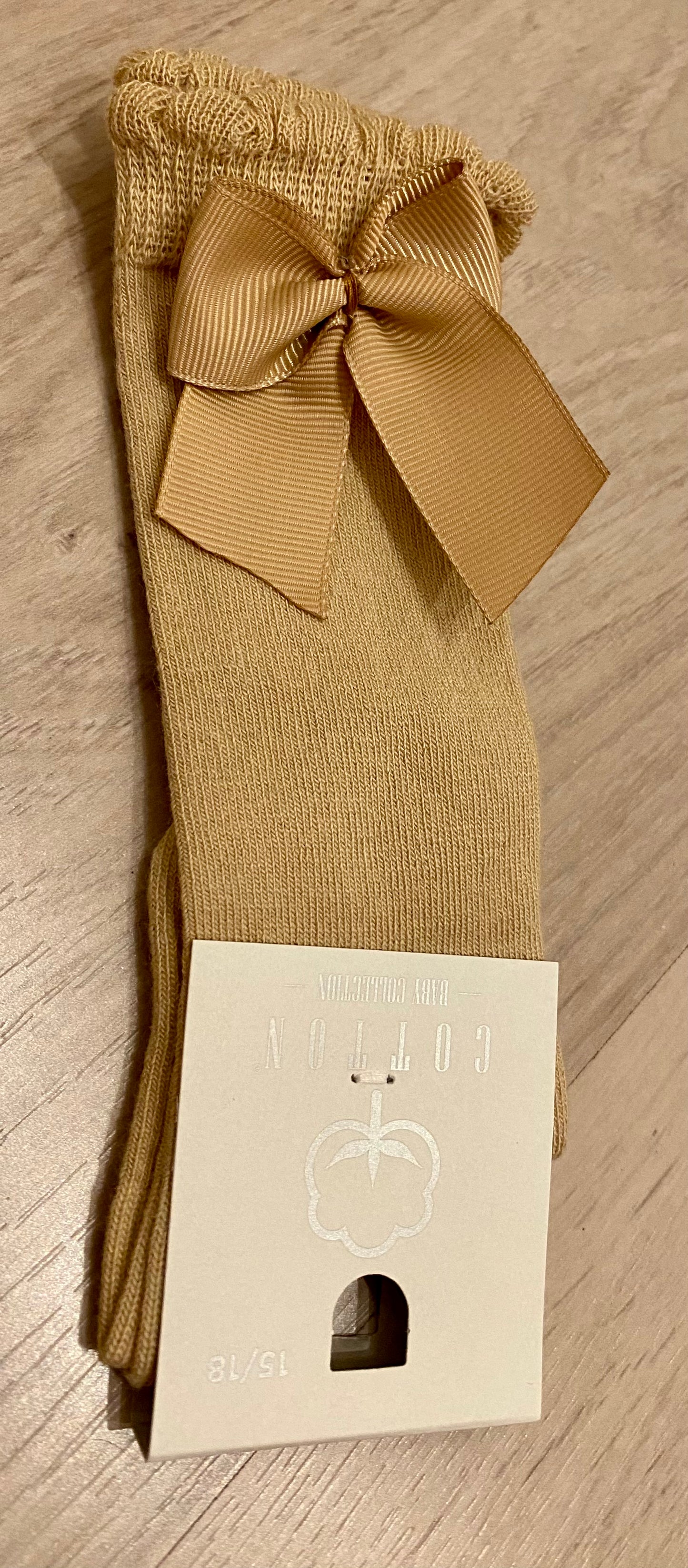 Beige kniekous met Beigekleurige strik