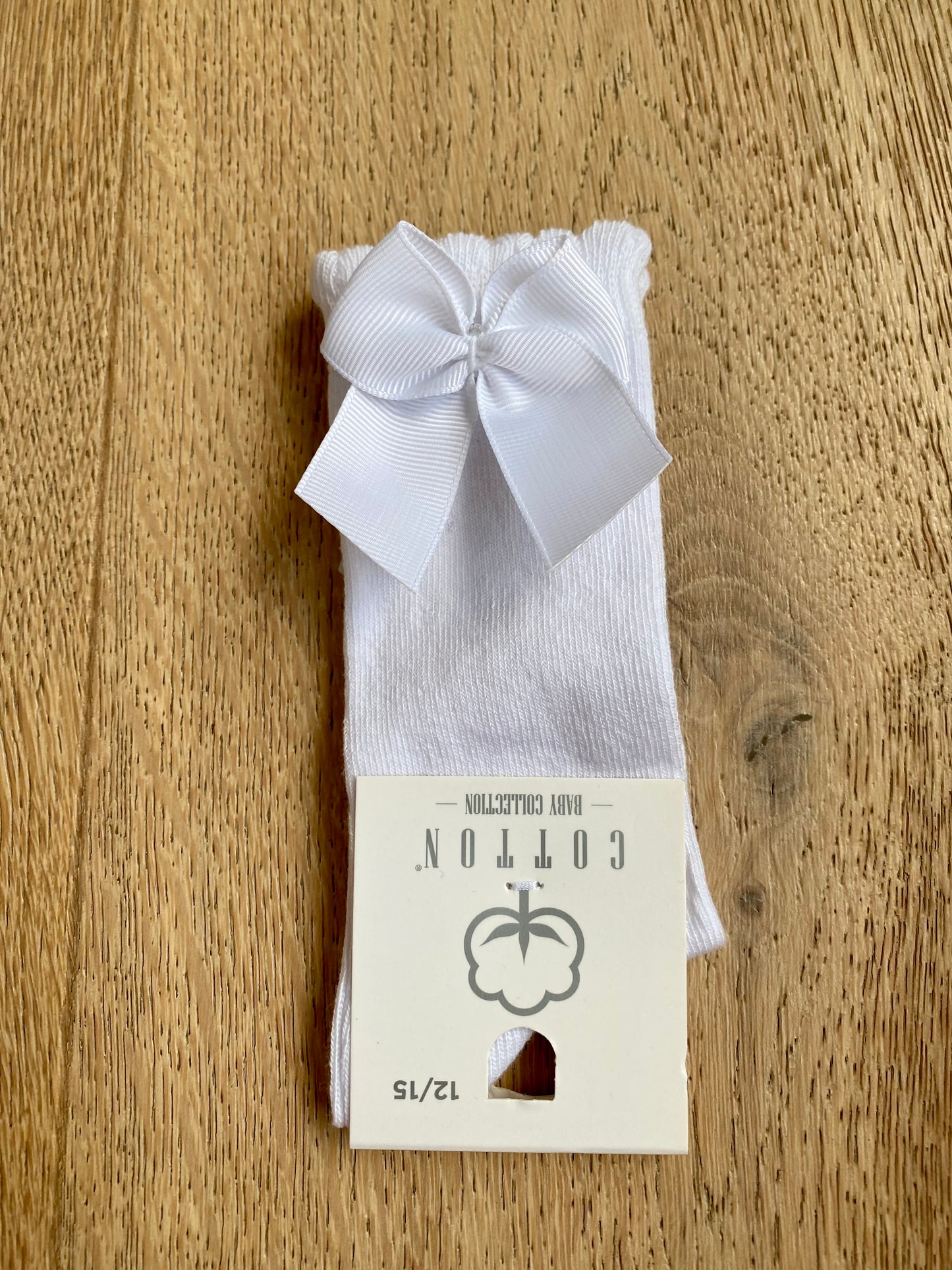 Witte kniekous met strik