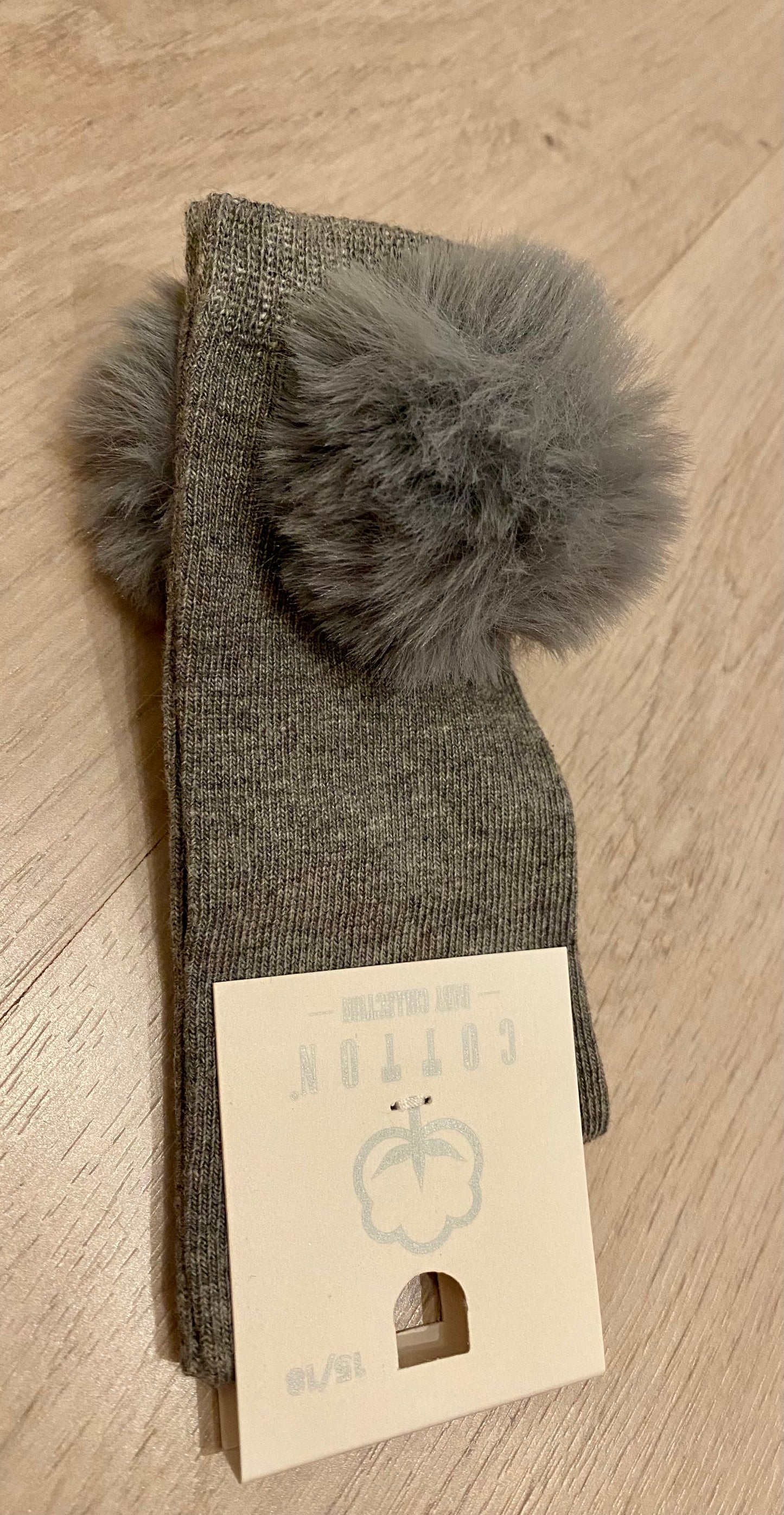Grijze kniekous met bont pompon