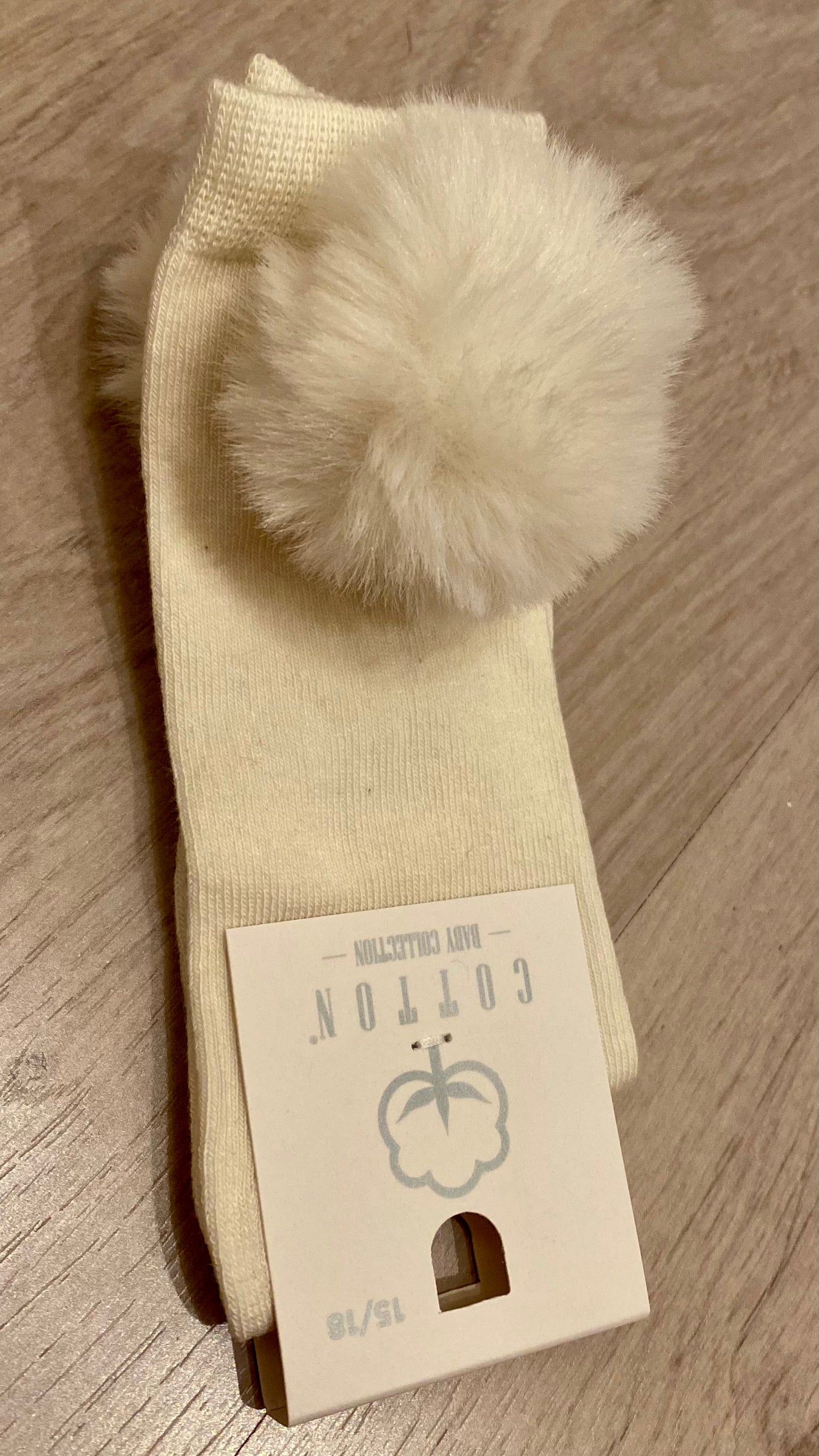 Gebroken witte kniekous met bont pompon