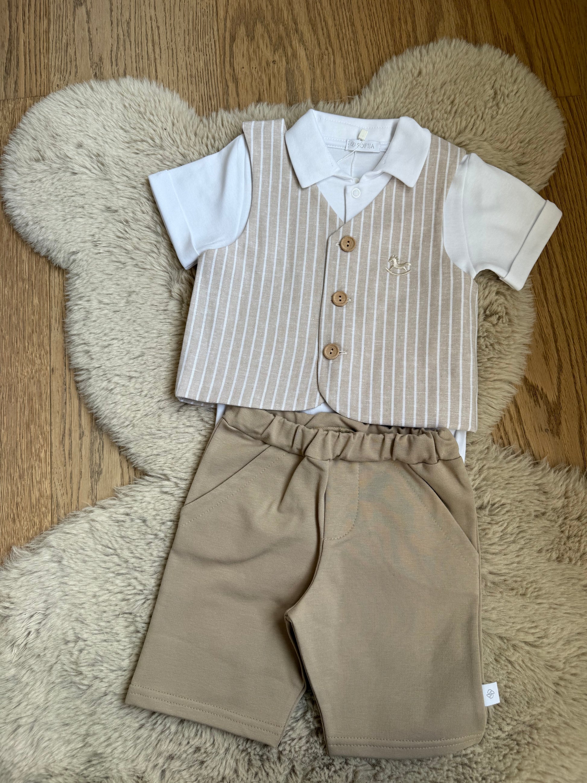 Driedelig beige babykostuum met jasje, body en broekje
