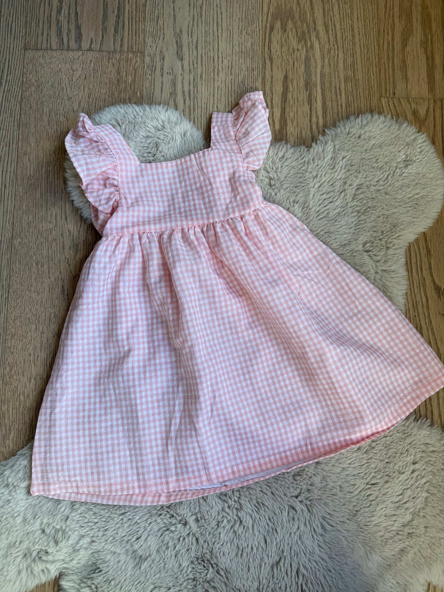 Roze meisjesjurk Newness Kids met strik en plooien, zachte katoenmix, feestelijk en zomers.