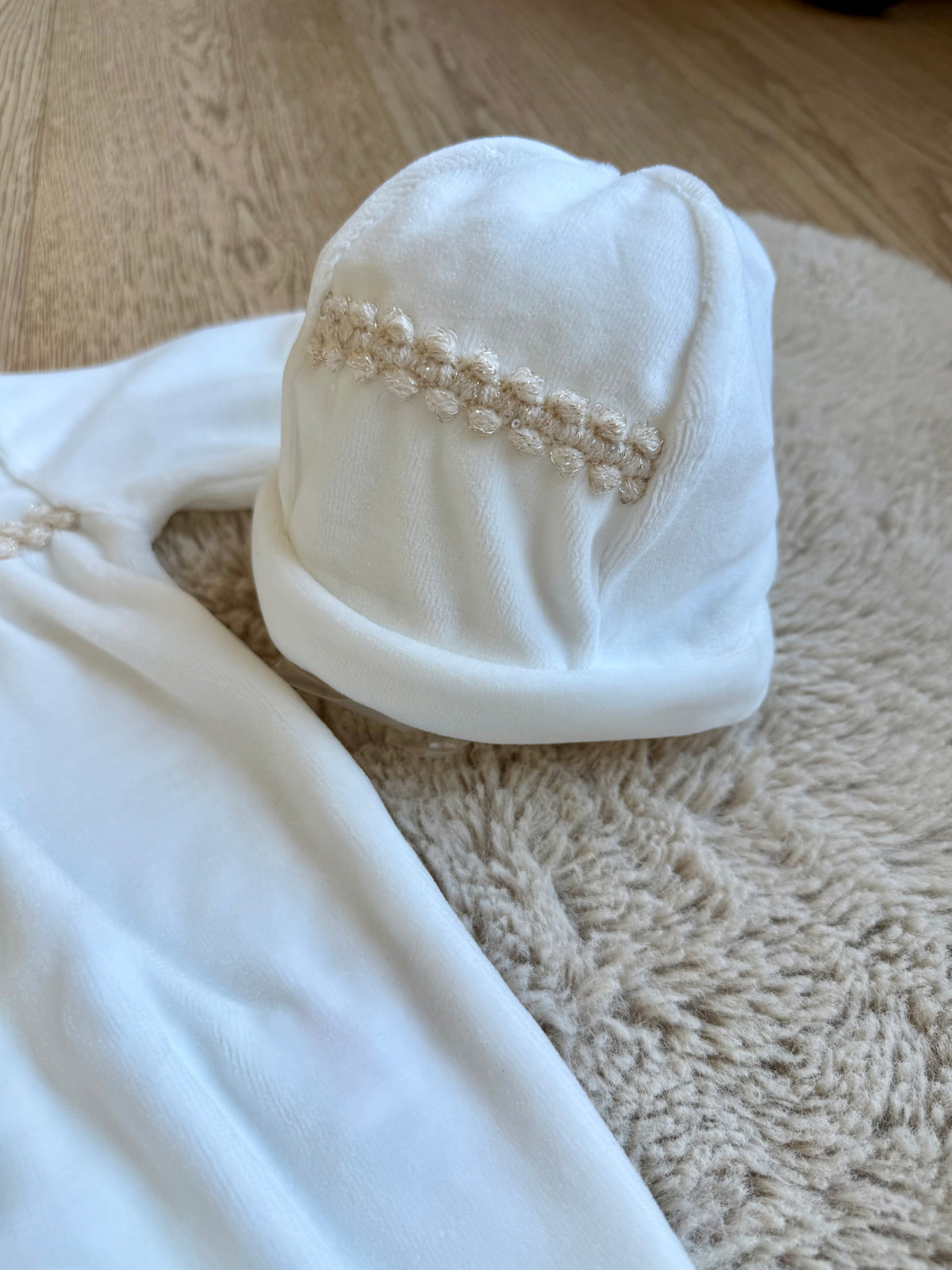 Ecru Boxpakje met bijpassende muts - Chic by Deolinda