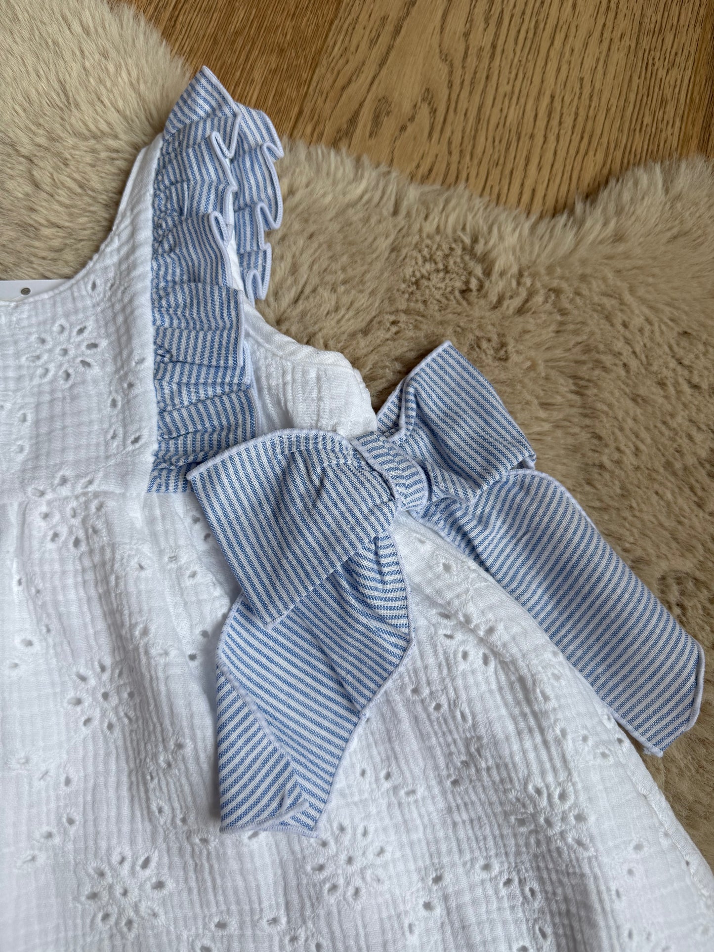 Amilou - Wit kleedje met blauwe strikjes Calamaro Baby