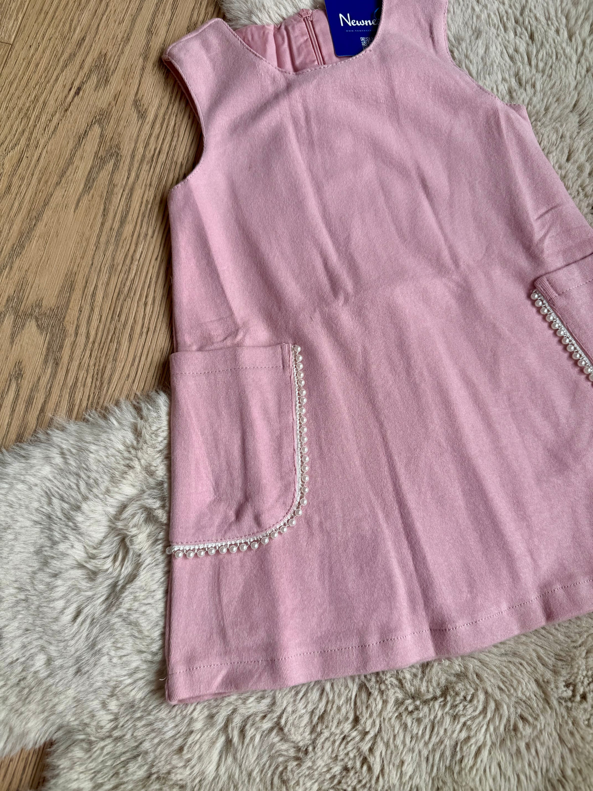 Roze jurk met zakjes en parelrand - Newness