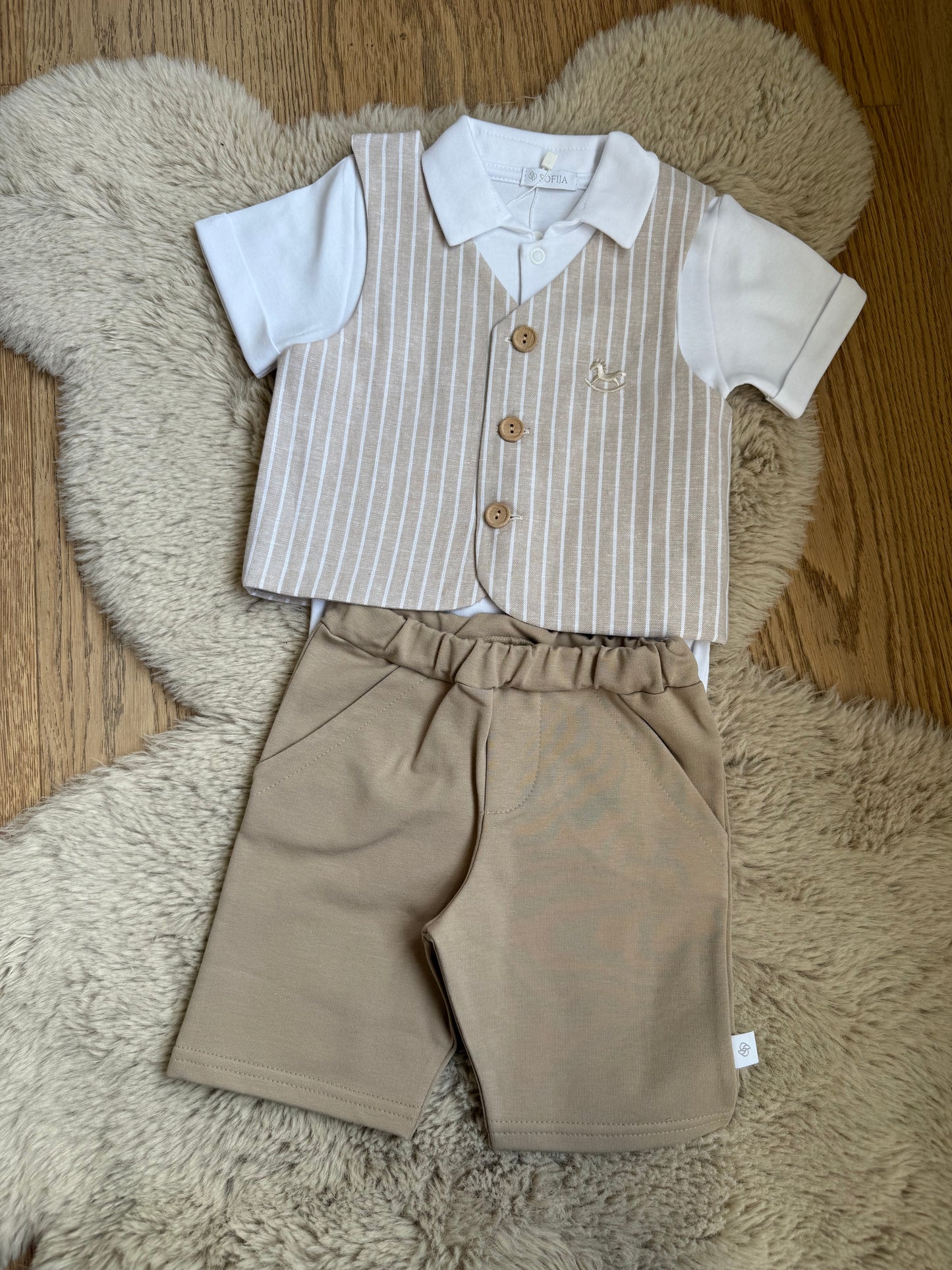 Beige babykostuum met bijpassend strikje en overhemdje