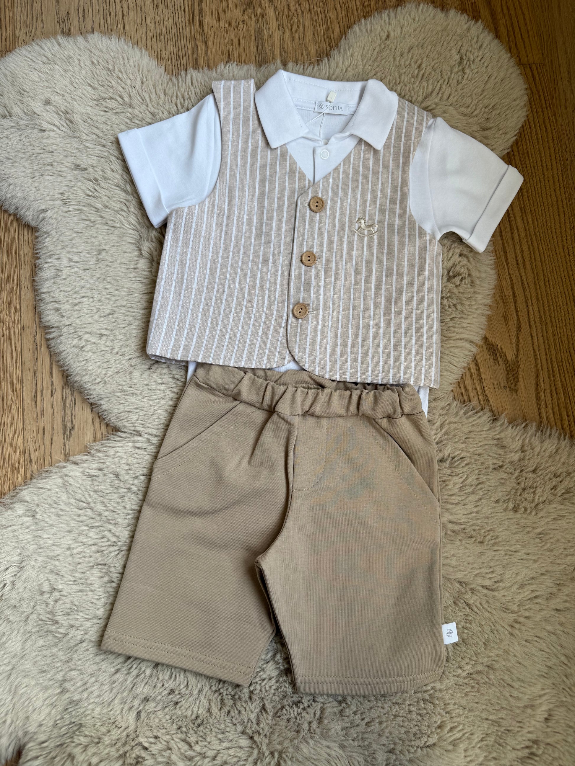 Beige babykostuum met bijpassend strikje en overhemdje