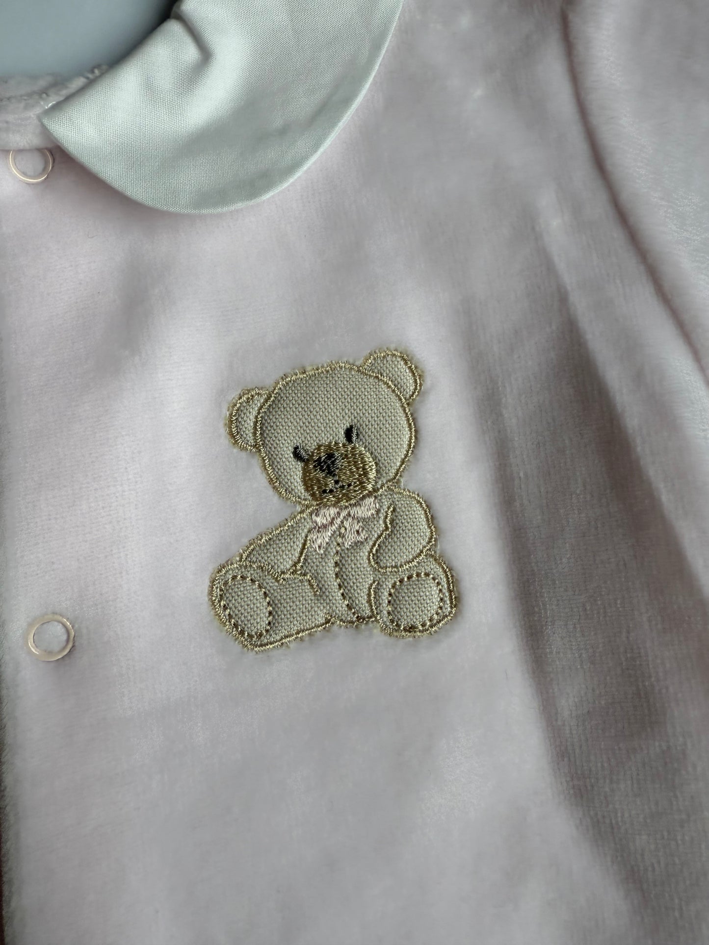 Roze baby velours boxpakje met kraagje en beertje – Baby Gi