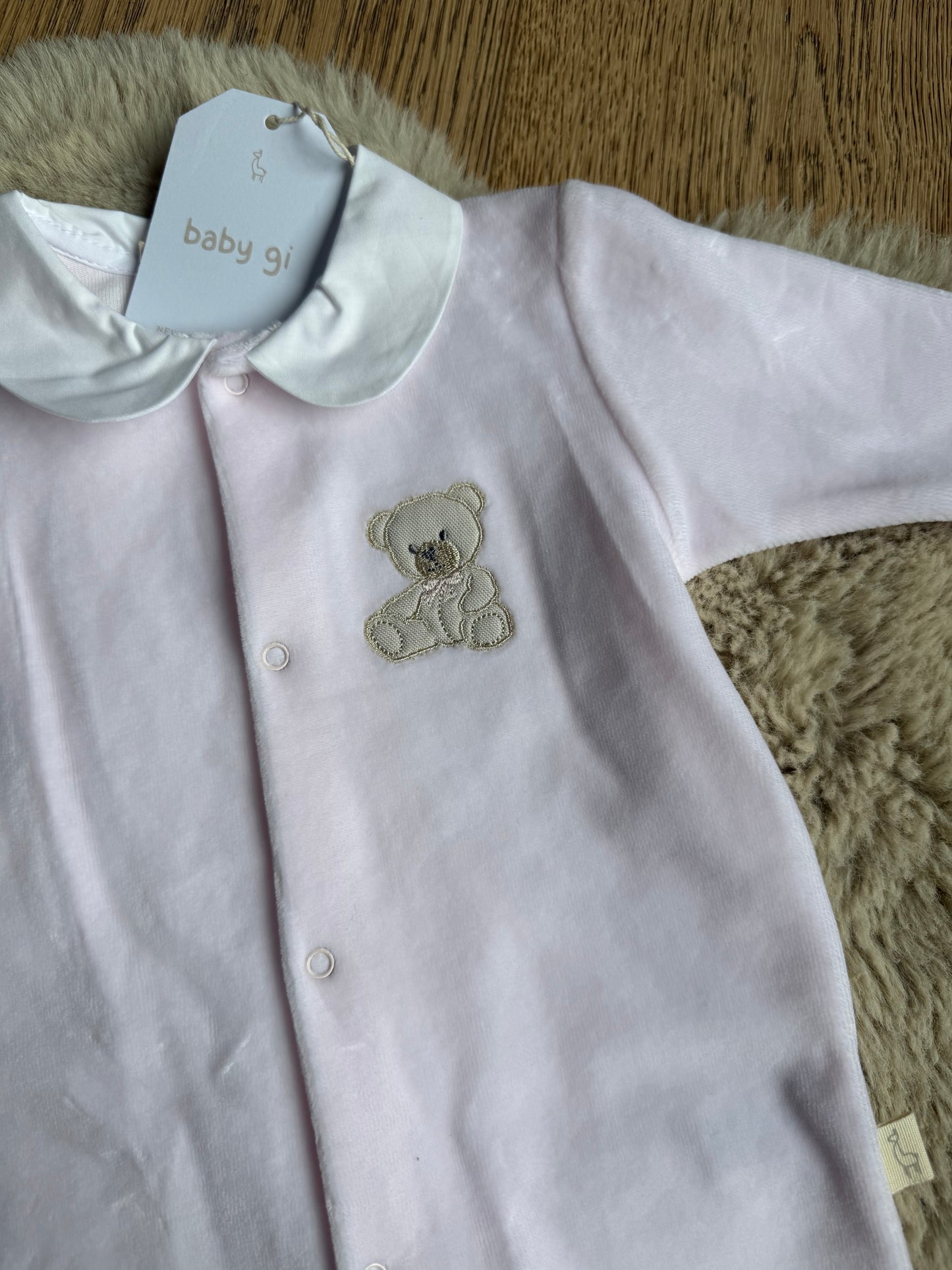 Roze baby velours boxpakje met kraagje en beertje – Baby Gi