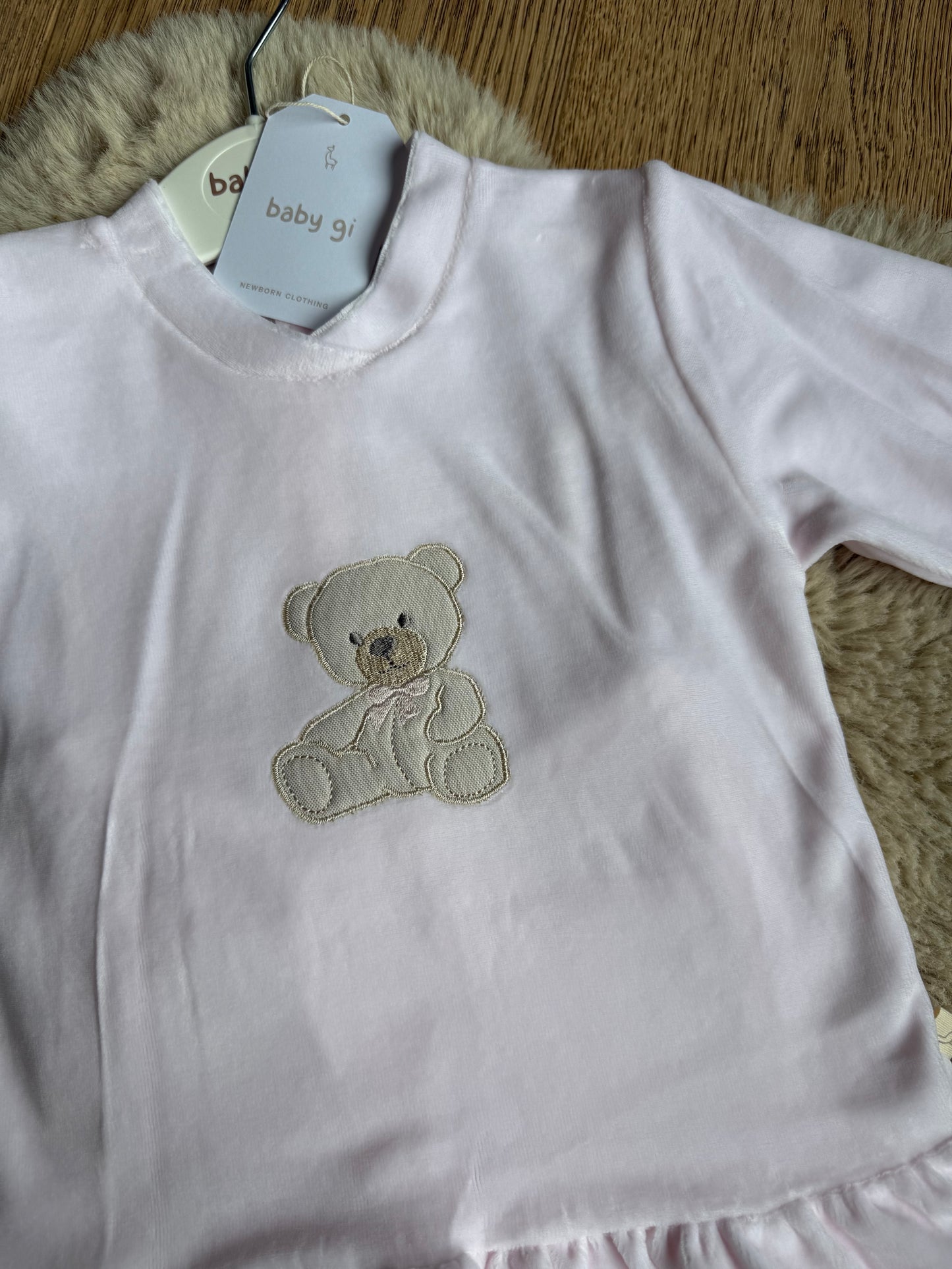 Roze velours pyjama / huispakje met beer - Baby Gi
