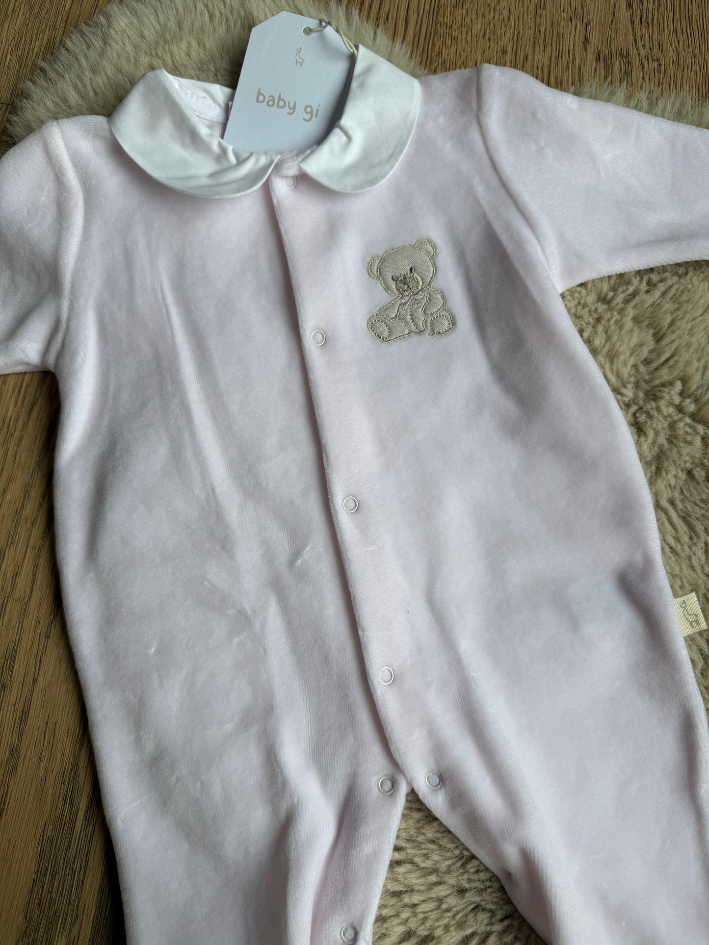 Roze baby velours boxpakje met kraagje en beertje – Baby Gi