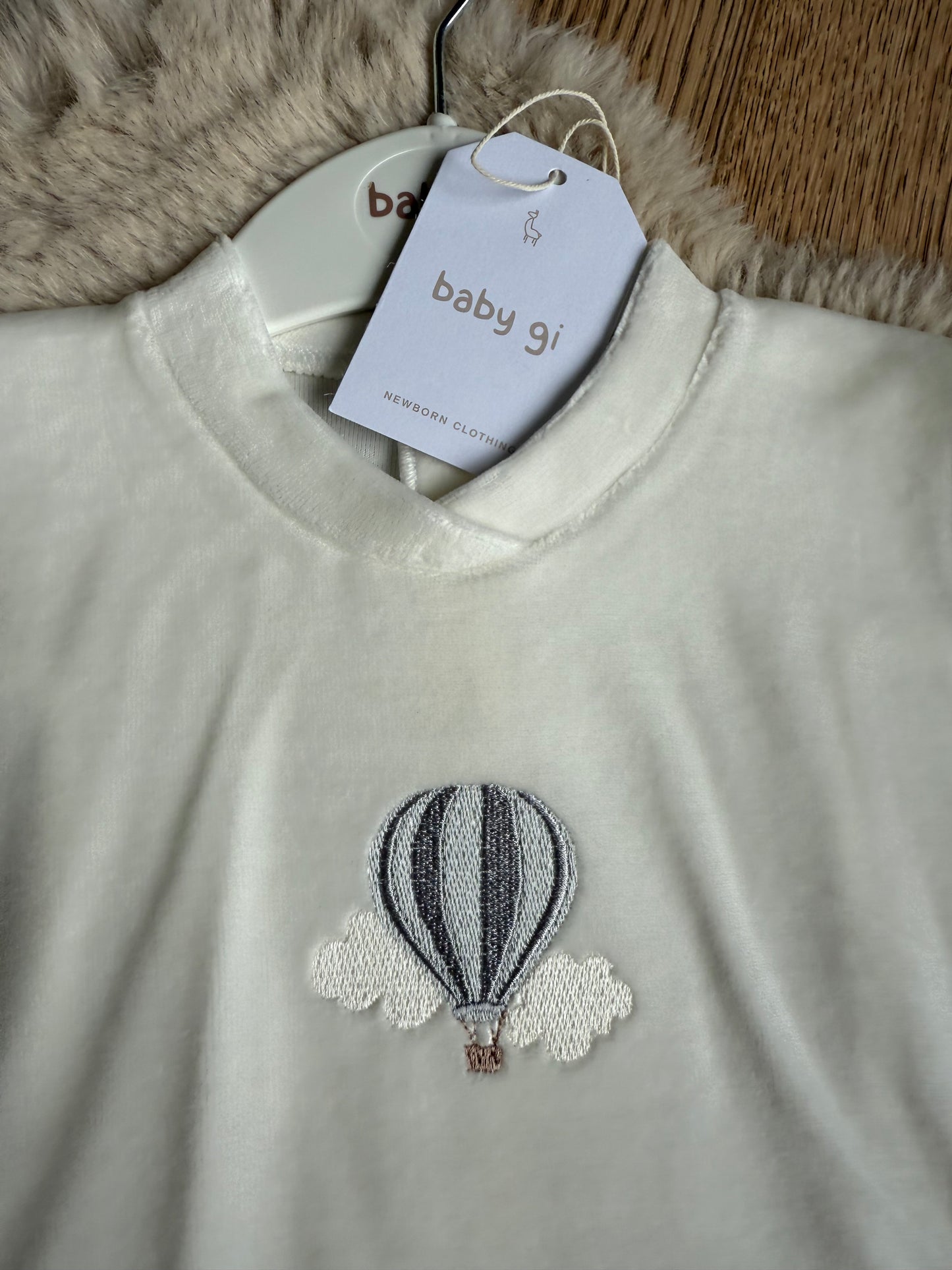 Beige velours pyjama / huispakje met luchtballon- Baby Gi
