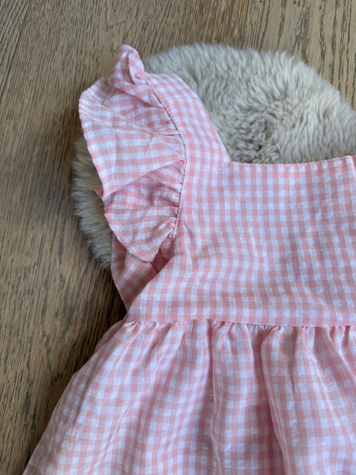 Elegante roze meisjesjurk, katoenmix, centrale strik en subtiele rokplooien.