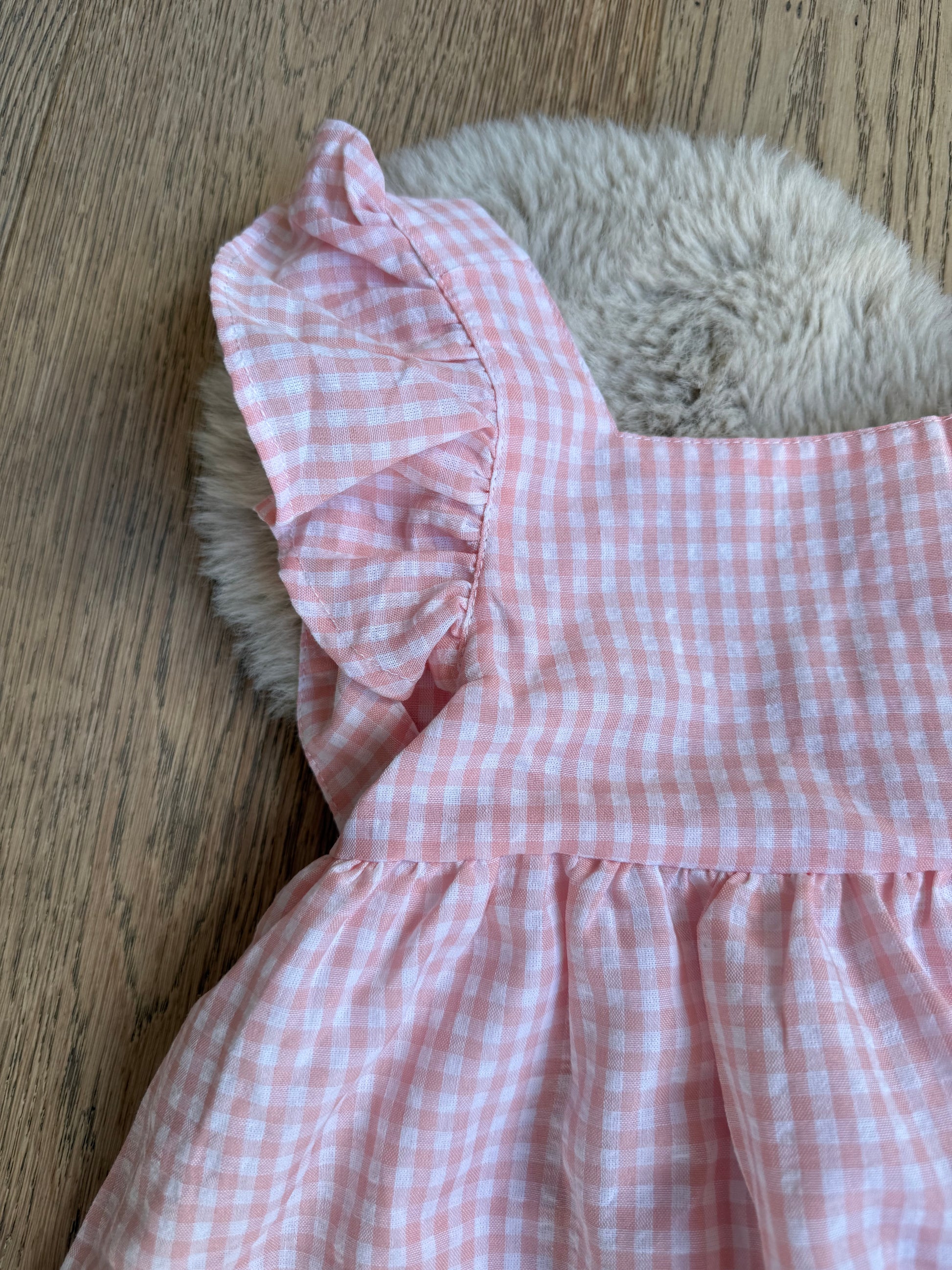 Elegante roze meisjesjurk, katoenmix, centrale strik en subtiele rokplooien.