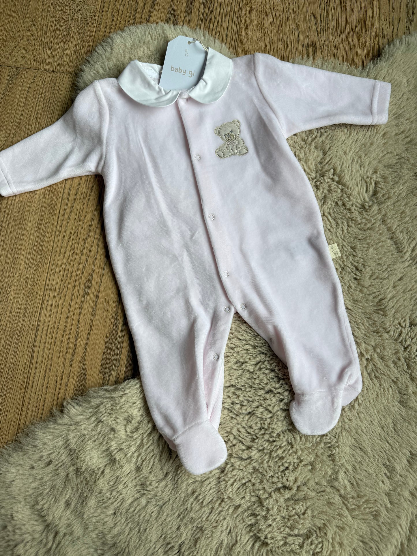Roze baby velours boxpakje met kraagje en beertje – Baby Gi