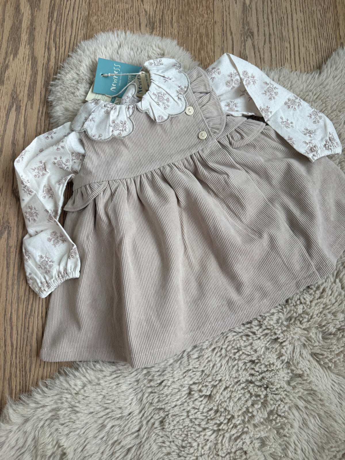 meisjes beige jurk met lange mouwen met bijhorende blouse - Newness