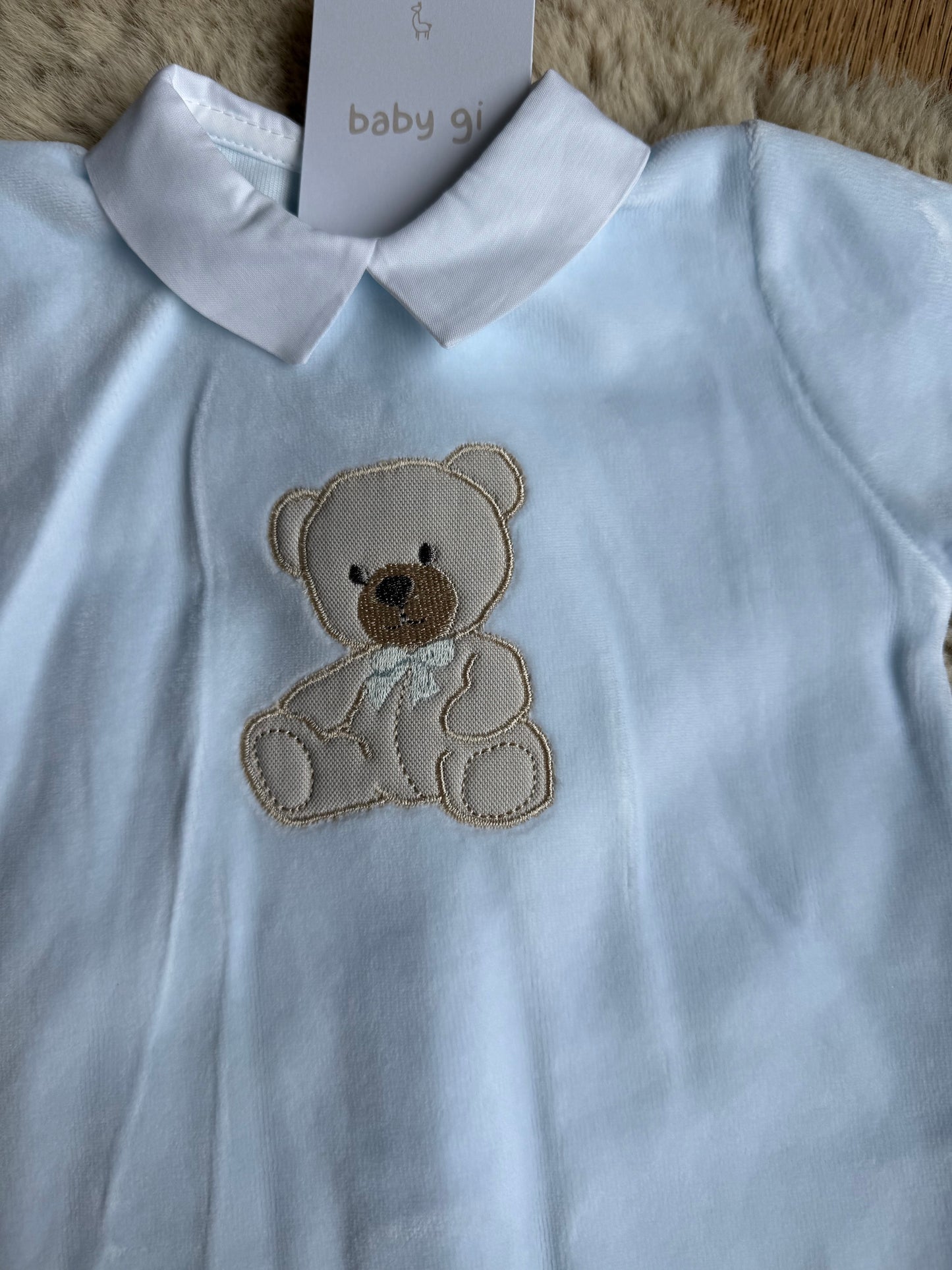 Blauw baby velours boxpakje met kraagje en beertje – Gi