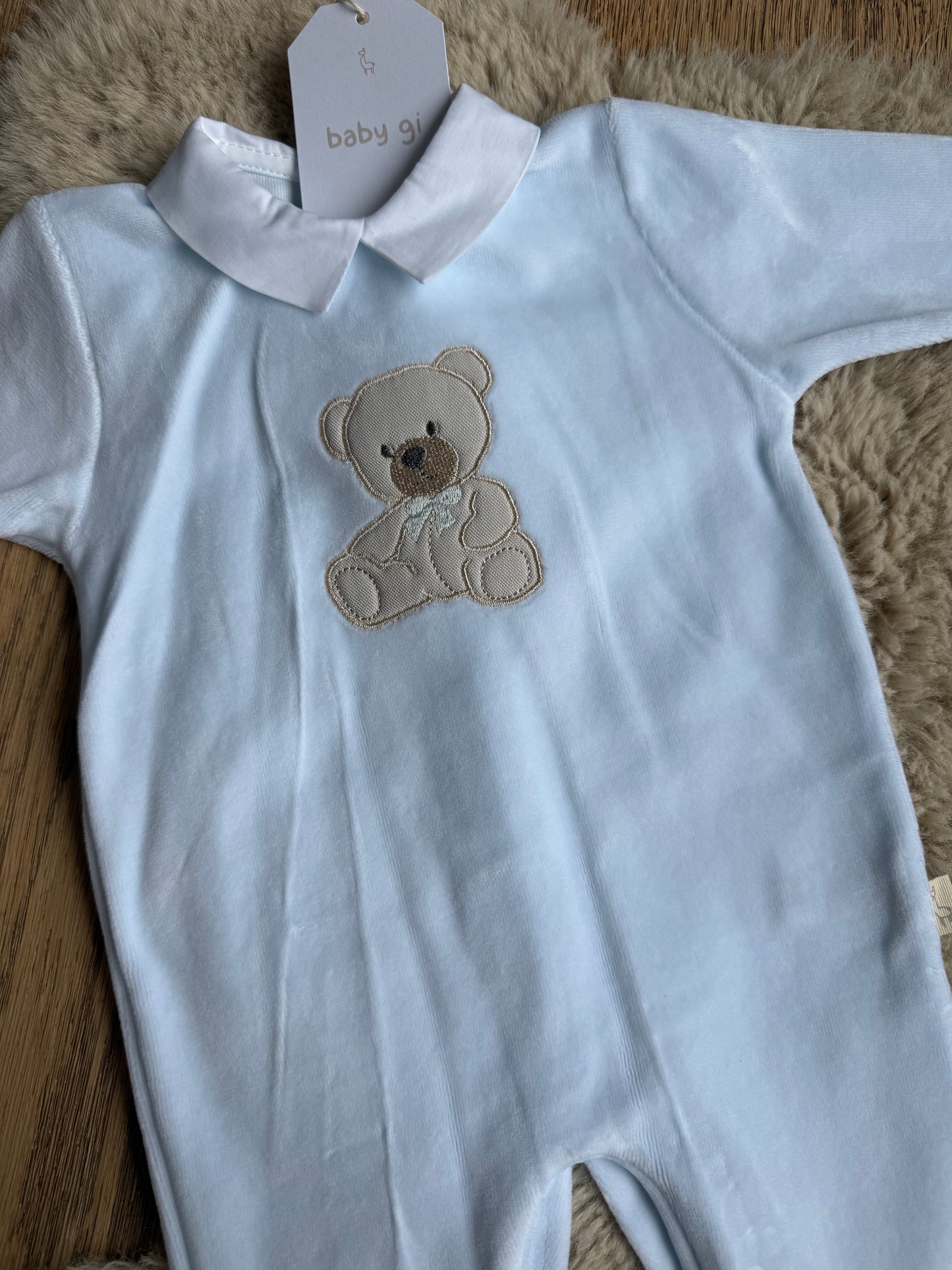Blauw baby velours boxpakje met kraagje en beertje – Gi