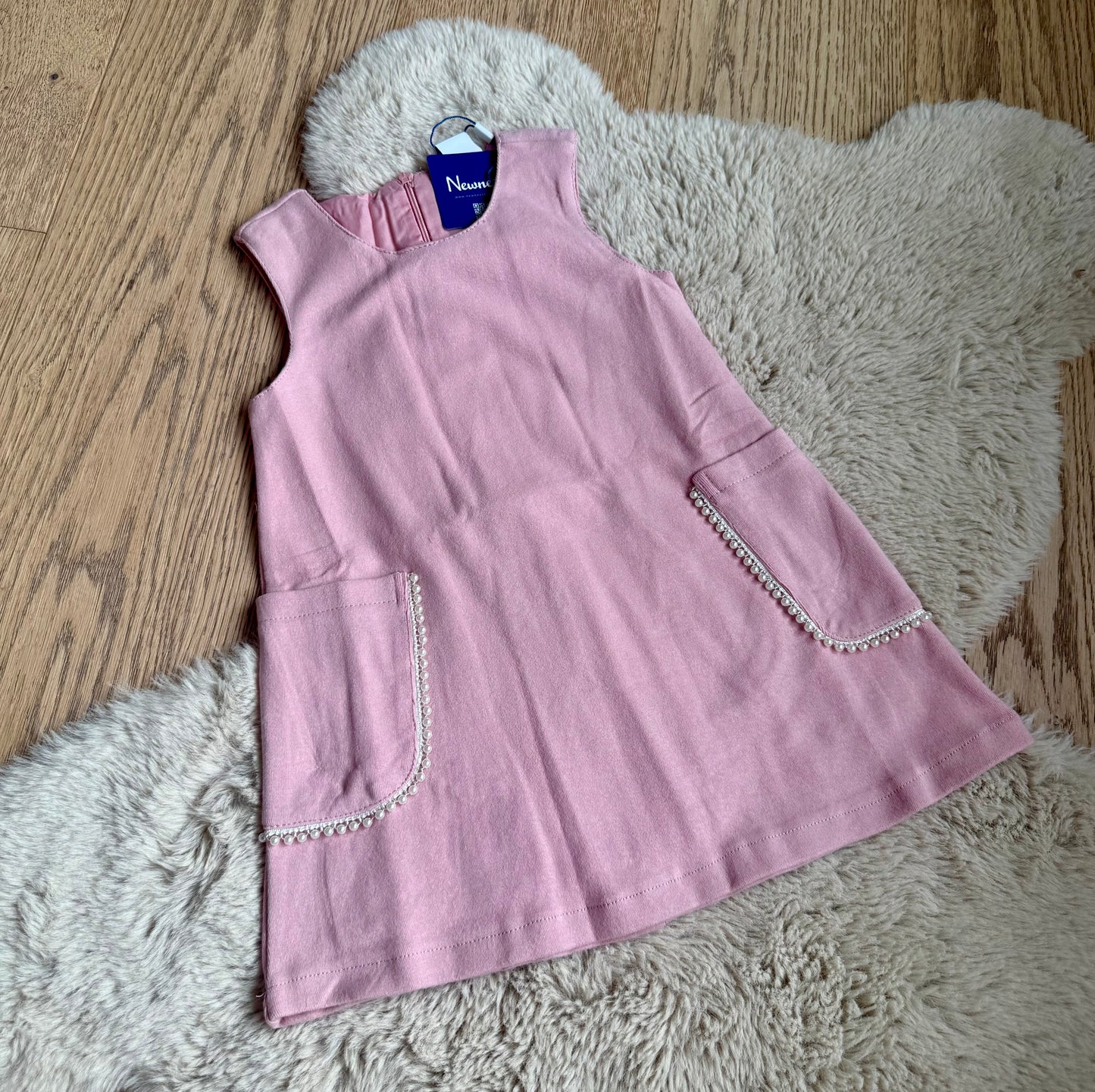 Roze jurk met zakjes en parelrand - Newness
