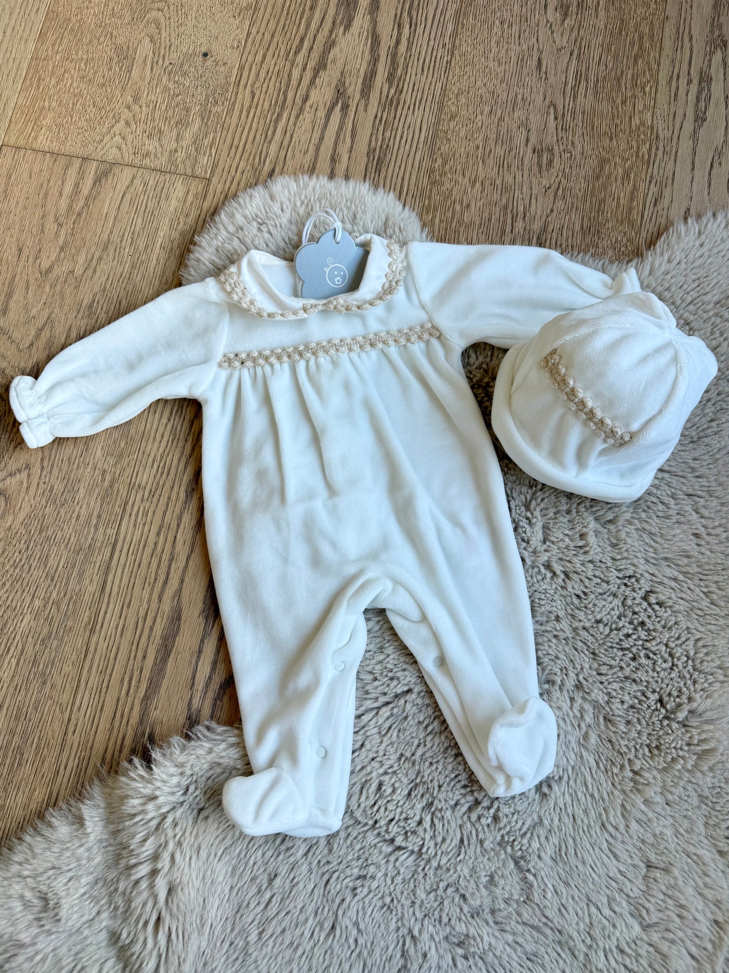 Ecru Boxpakje met bijpassende muts - Chic by Deolinda