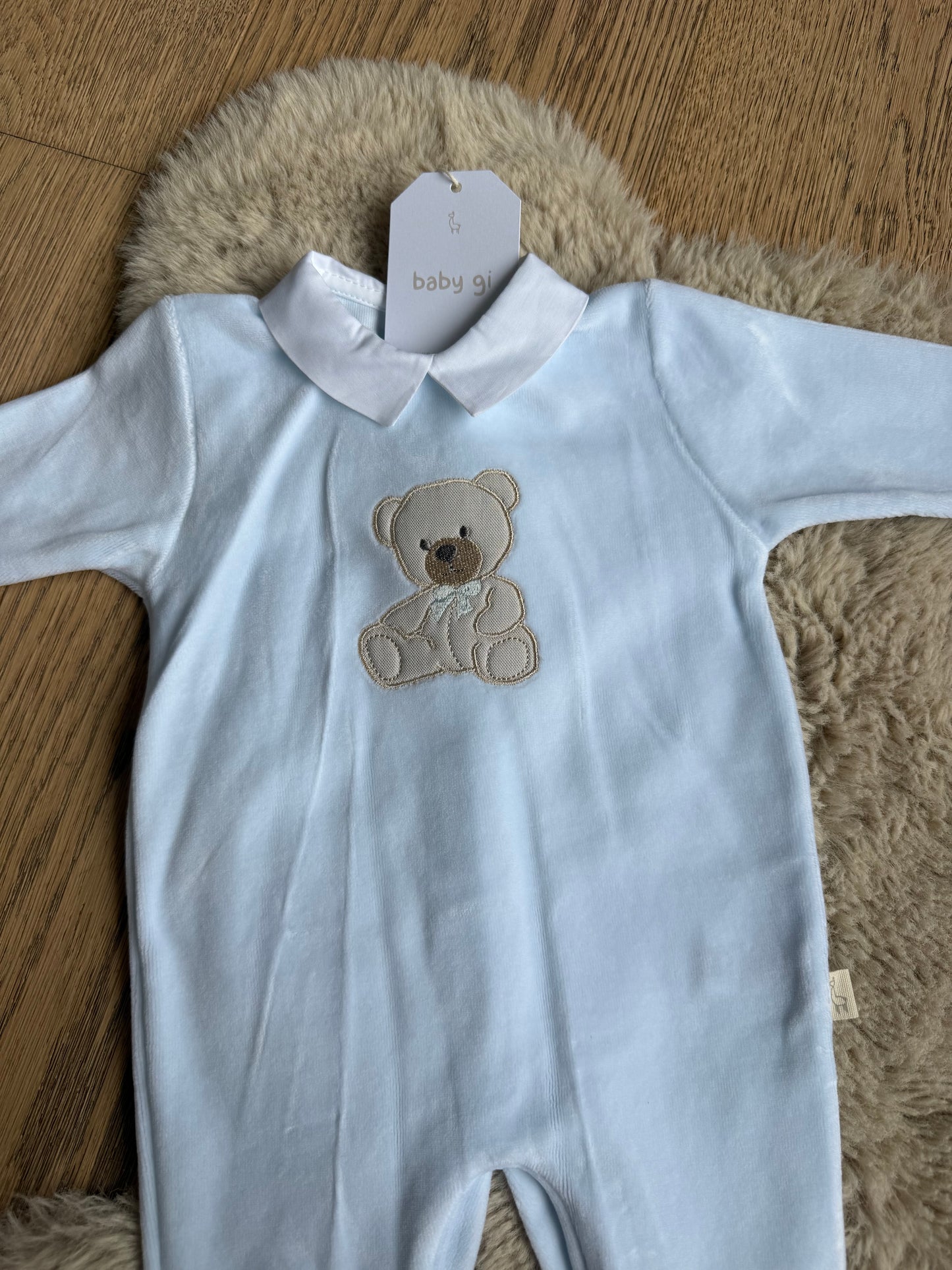 Blauw baby velours boxpakje met kraagje en beertje – Gi