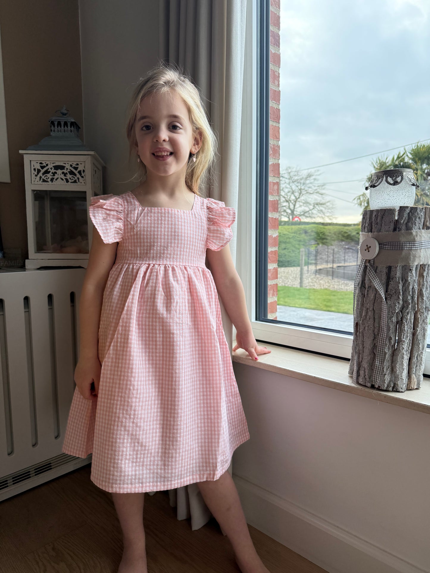 Roze meisjesjurk Newness Kids met strik en plooien, zachte katoenmix, feestelijk en zomers