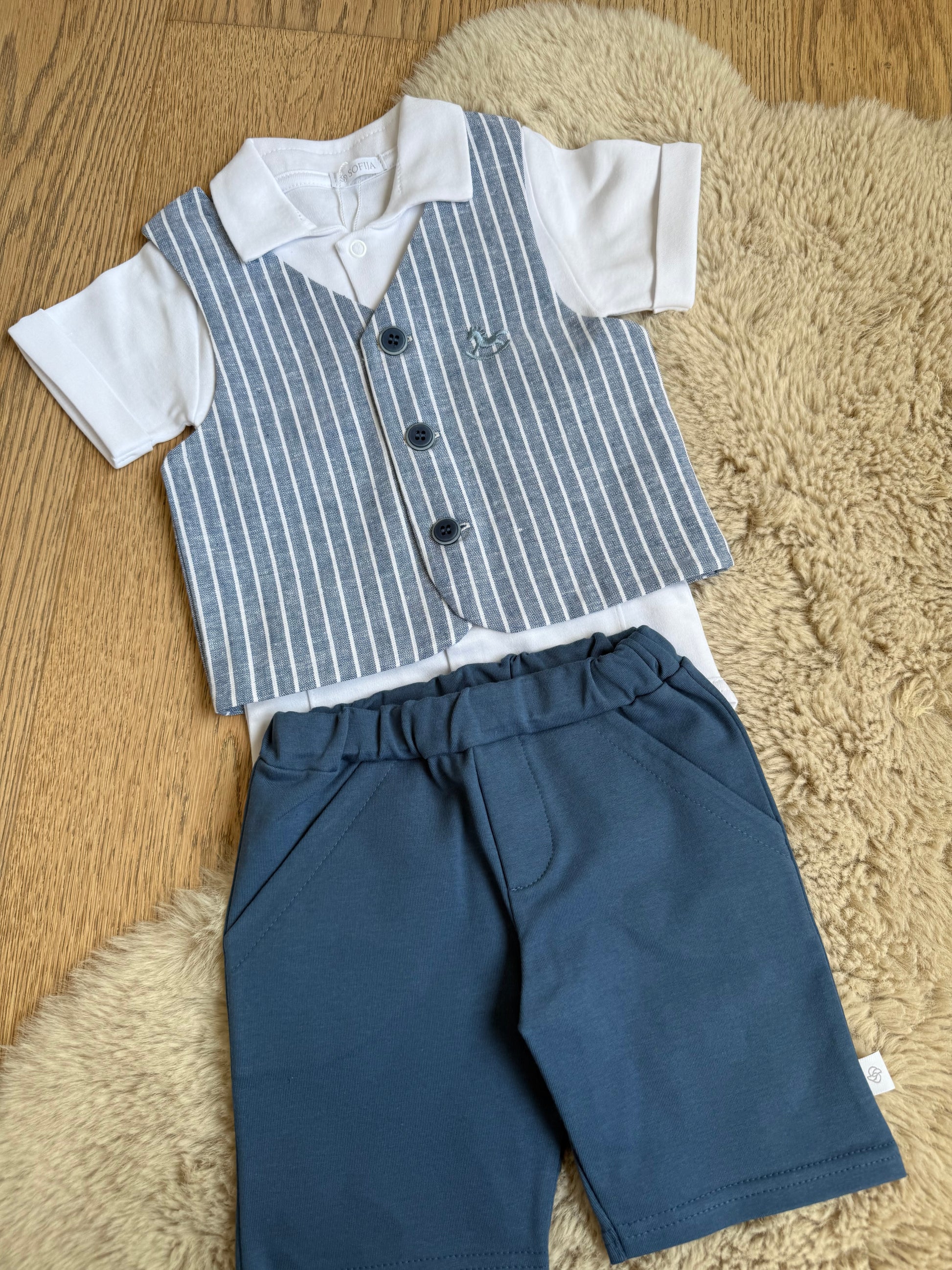 Driedelig marineblauw babykostuum met jasje body en broekje