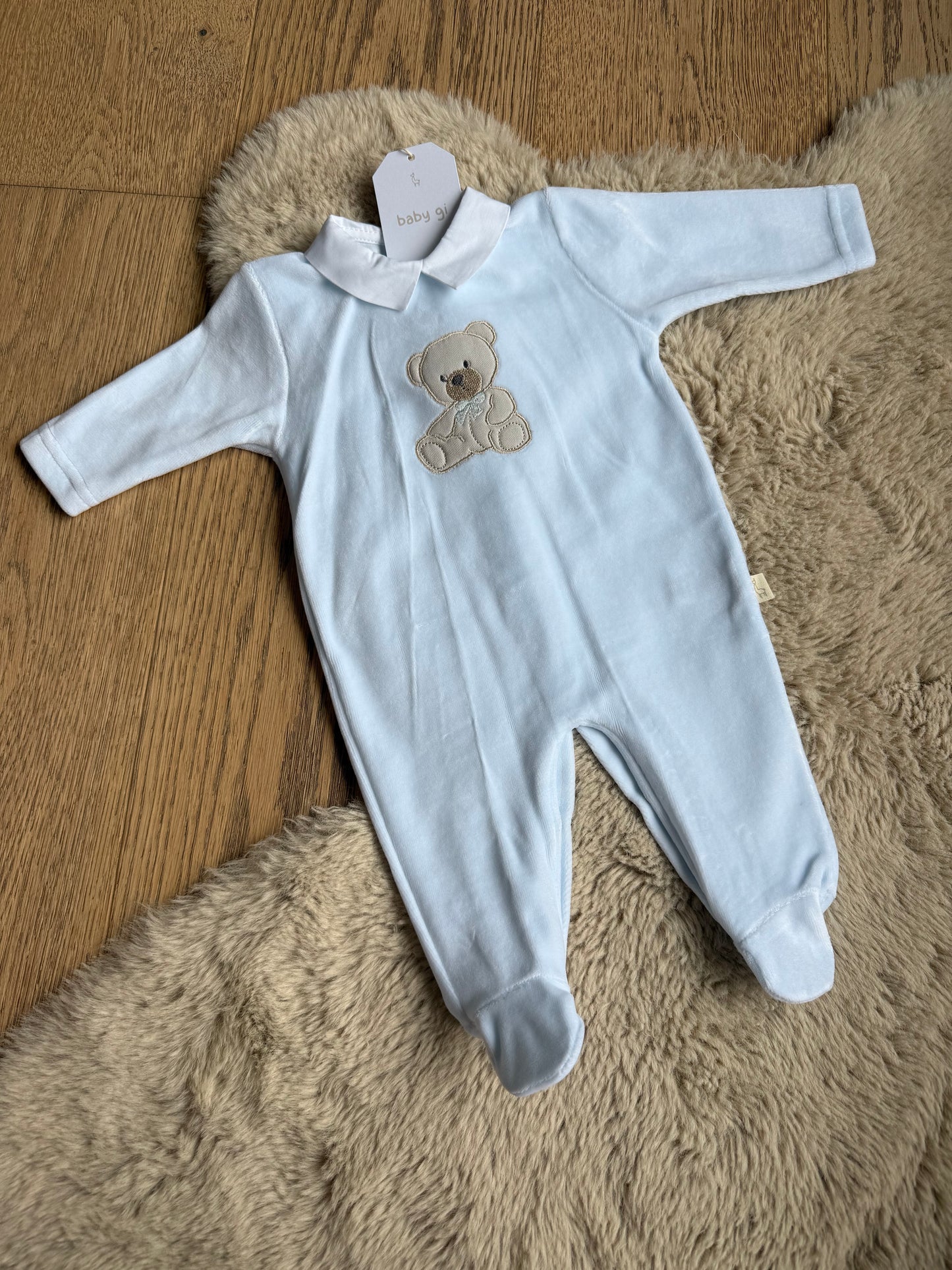 Blauw baby velours boxpakje met kraagje en beertje – Gi