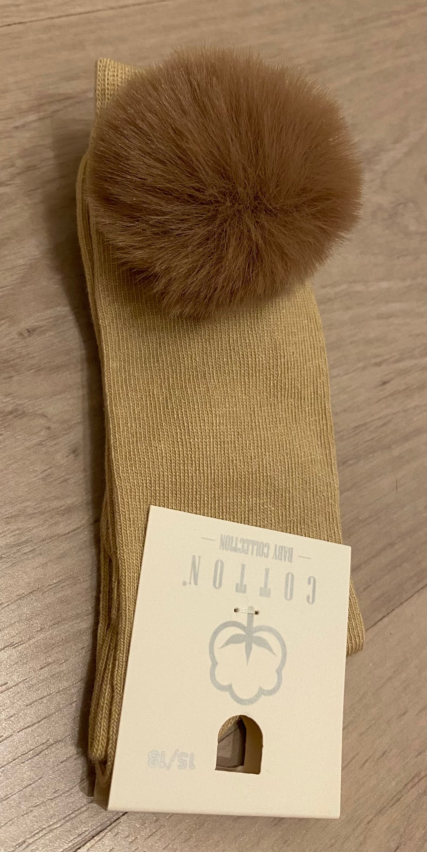 Beige kniekous met bont pompon
