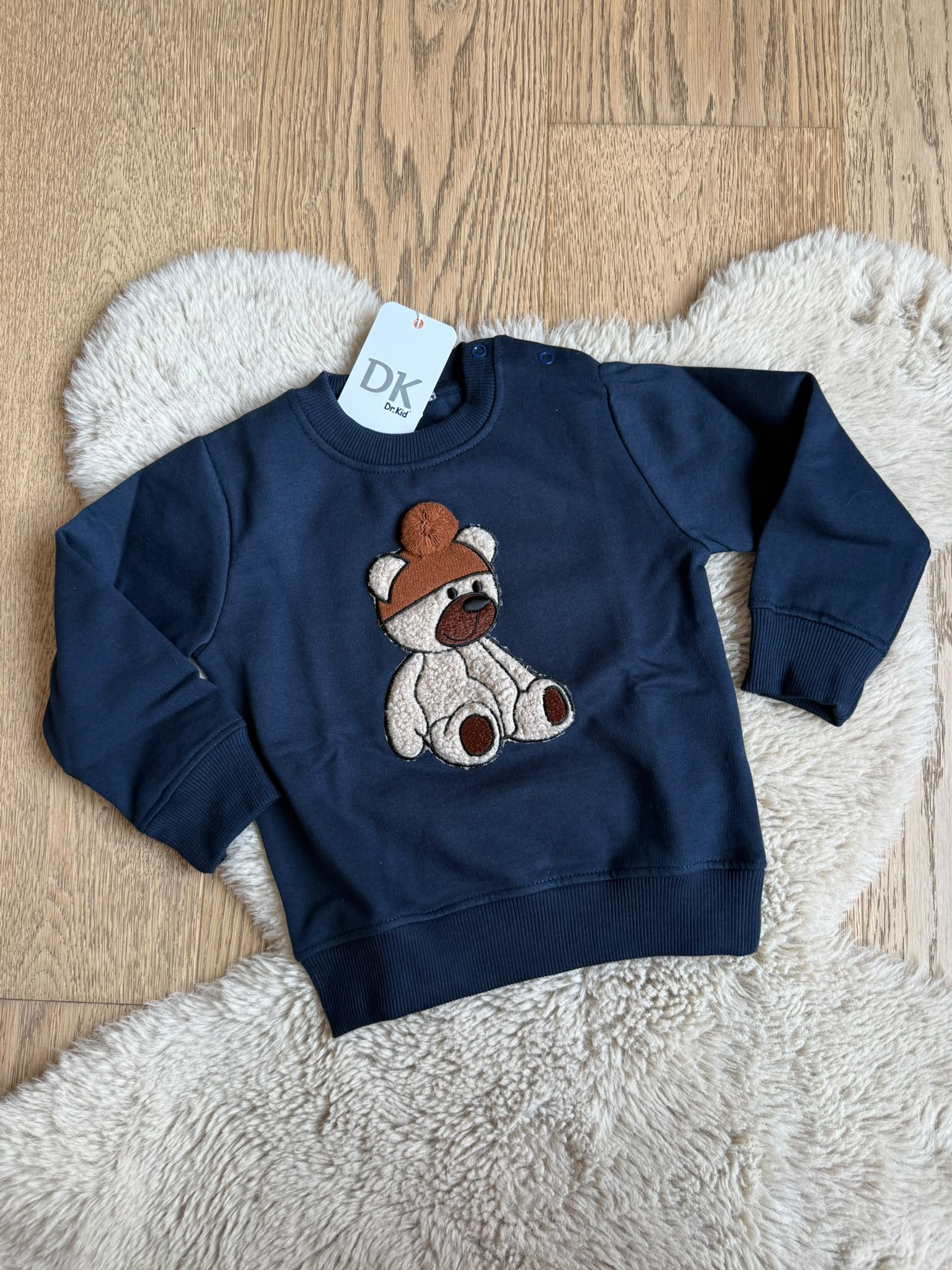 donkerblauwe trui met beer van dr. Kid