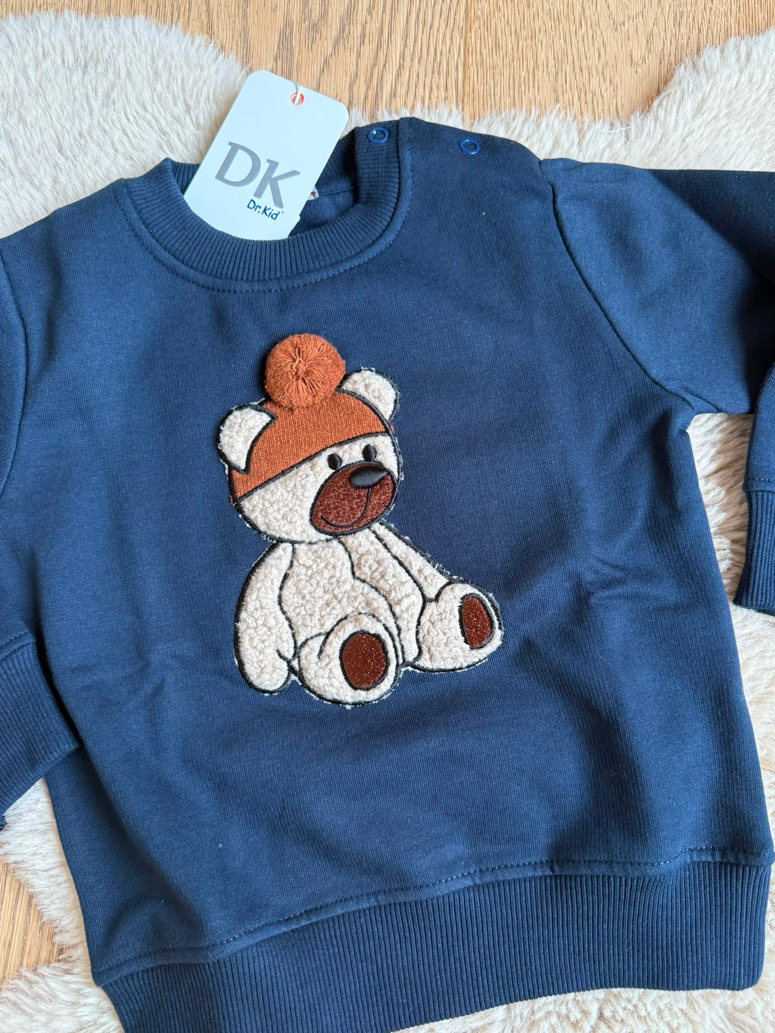 donkerblauwe trui met beer van dr. Kid