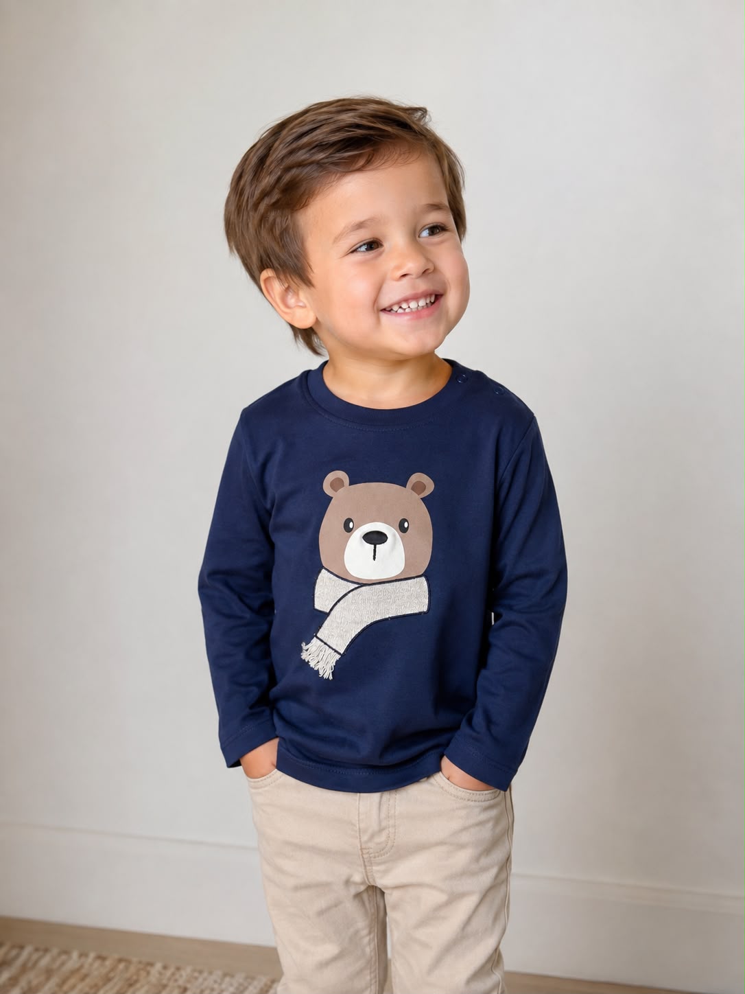 jongen met longsleeve met beer en sjaal van Dr. Kid