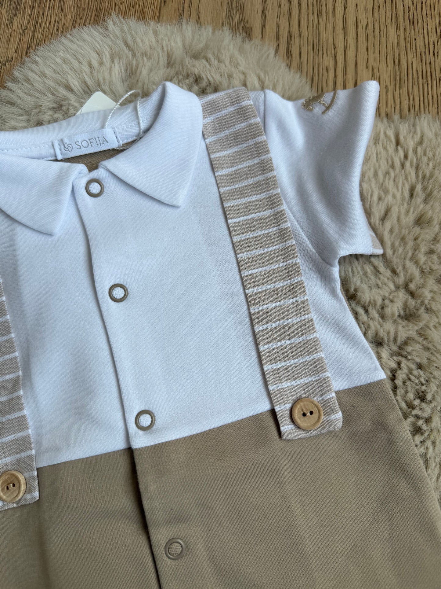 Zacht ademend katoen van shorty babygrow Sofija beige