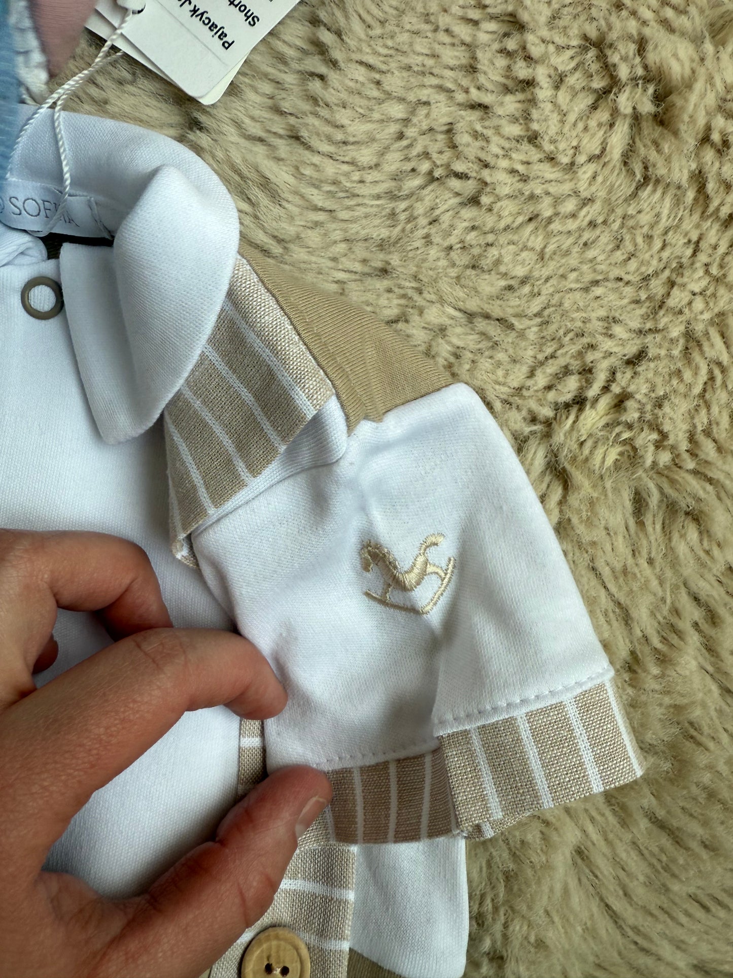 Zacht ademend katoen van shorty babygrow Sofija beige hobbelpaardje